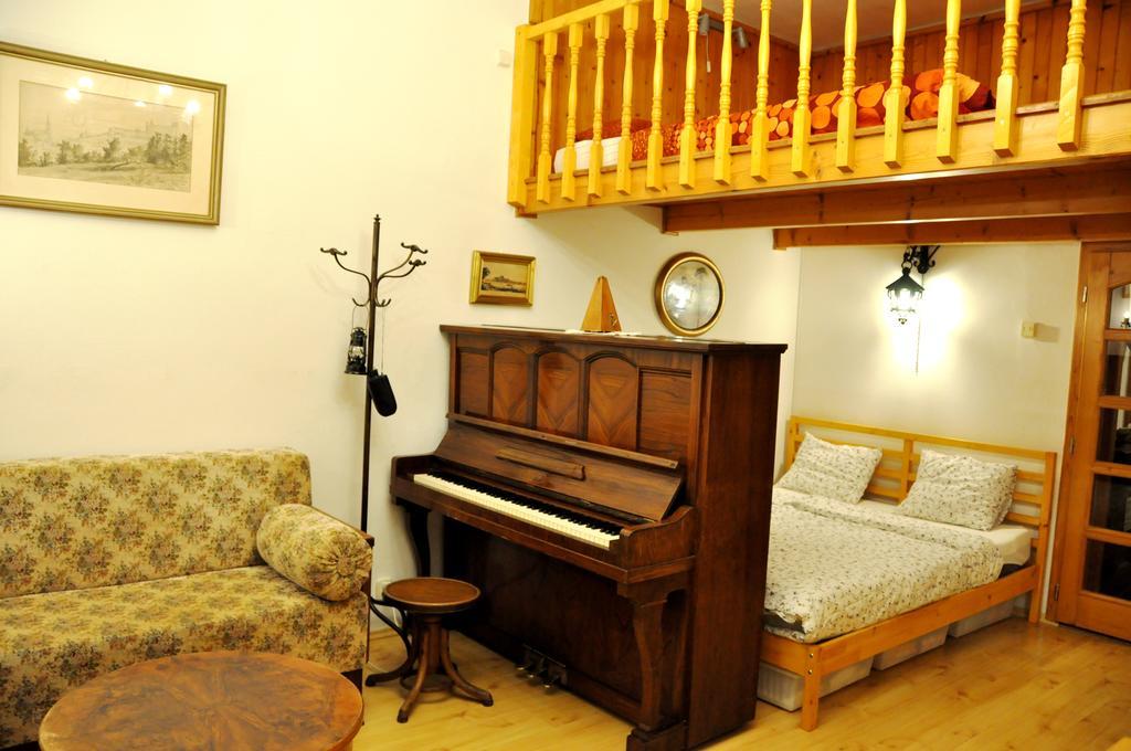 Traditional Slovak Apartment Bratislava Buitenkant foto
